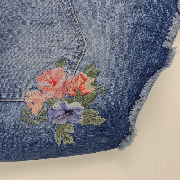 Torrid Embroidered Strategically Faded Cut Off Jean Perfect Summer Shorts EUC - Picture 5 of 13